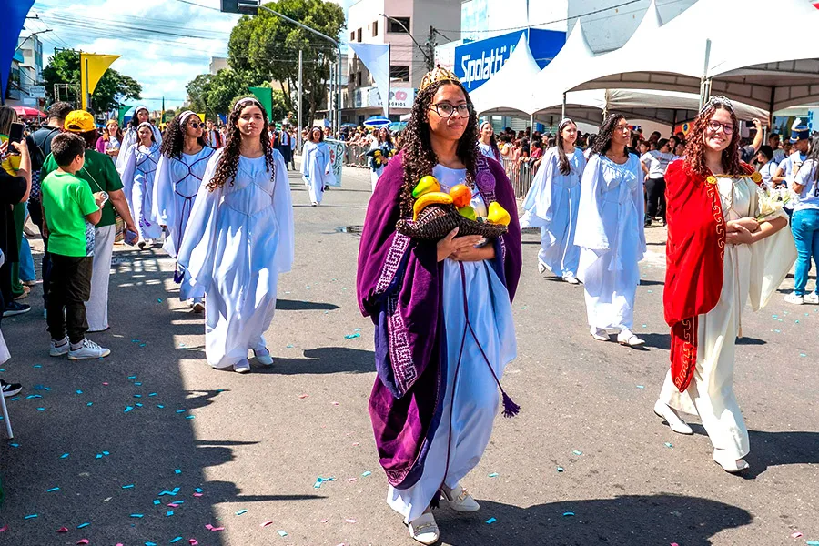 Desfile cívico reúne escolas, instituições e comunidade em Teixeira de Freitas