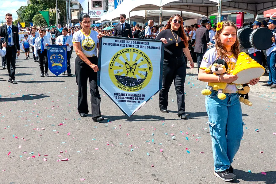 Desfile cívico reúne escolas, instituições e comunidade em Teixeira de Freitas