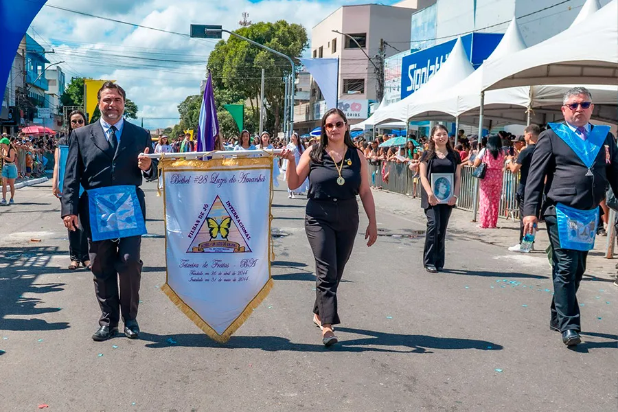 Desfile cívico reúne escolas, instituições e comunidade em Teixeira de Freitas