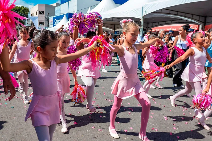 Desfile cívico reúne escolas, instituições e comunidade em Teixeira de Freitas
