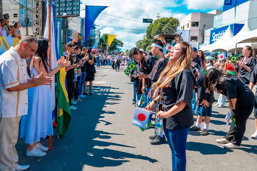 Desfile cívico reúne escolas, instituições e comunidade em Teixeira de Freitas