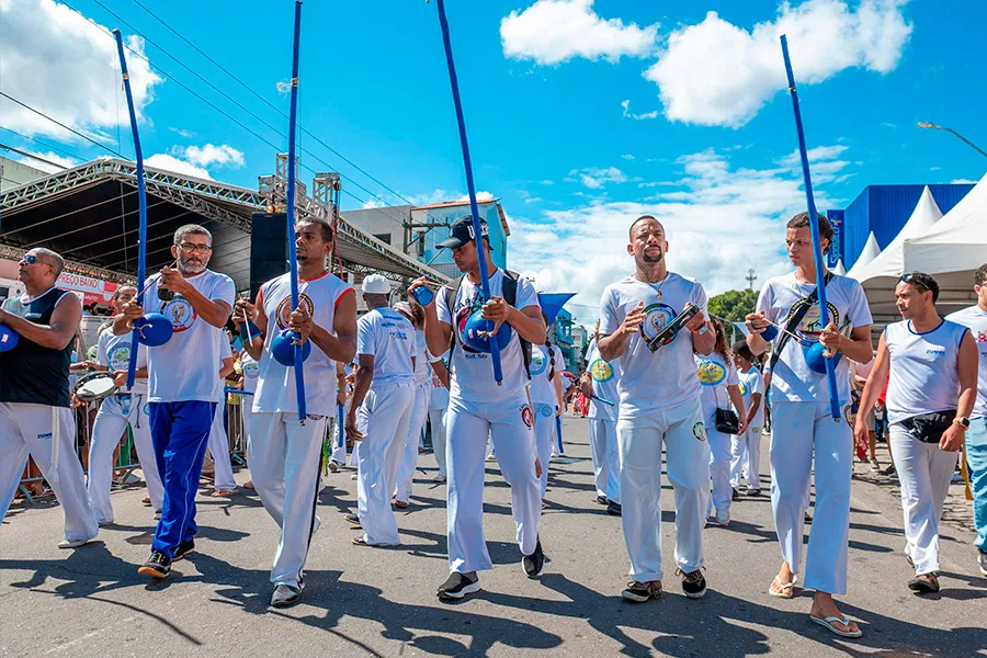 Desfile cívico reúne escolas, instituições e comunidade em Teixeira de Freitas