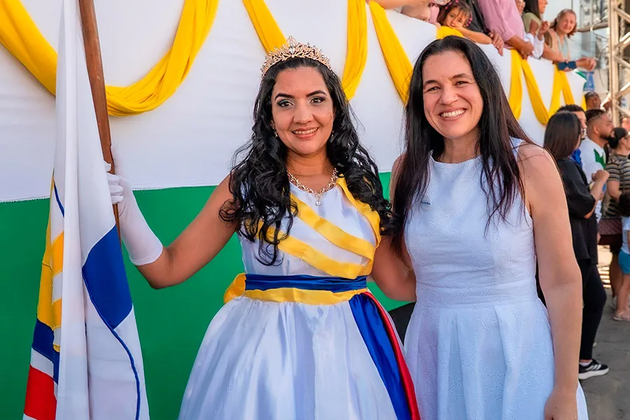 Desfile cívico reúne escolas, instituições e comunidade em Teixeira de Freitas