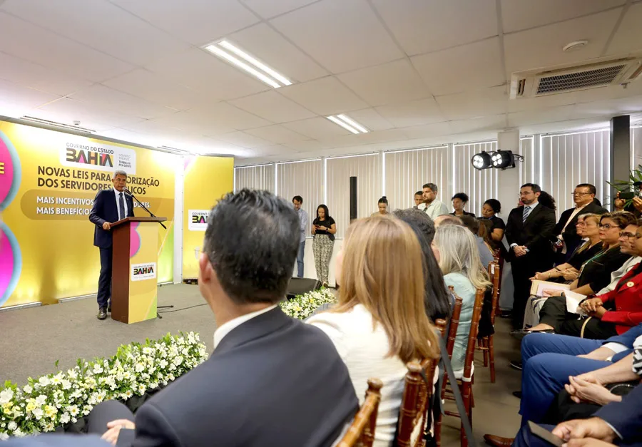 Governador Jerônimo sanciona leis com ganhos salariais para 45 mil servidores públicos da Bahia Governador Jerônimo sanciona leis com ganhos salariais para 45 mil servidores públicos da Bahia