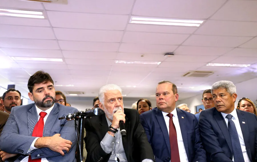 Governador Jerônimo sanciona leis com ganhos salariais para 45 mil servidores públicos da Bahia Governador Jerônimo sanciona leis com ganhos salariais para 45 mil servidores públicos da Bahia