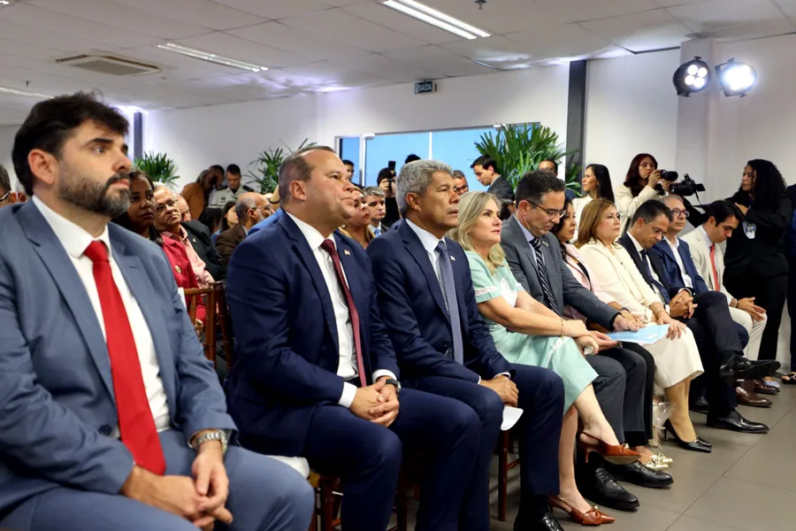 Governador Jerônimo sanciona leis com ganhos salariais para 45 mil servidores públicos da Bahia Governador Jerônimo sanciona leis com ganhos salariais para 45 mil servidores públicos da Bahia