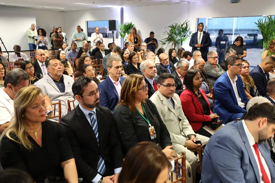 Governador Jerônimo sanciona leis com ganhos salariais para 45 mil servidores públicos da Bahia Governador Jerônimo sanciona leis com ganhos salariais para 45 mil servidores públicos da Bahia