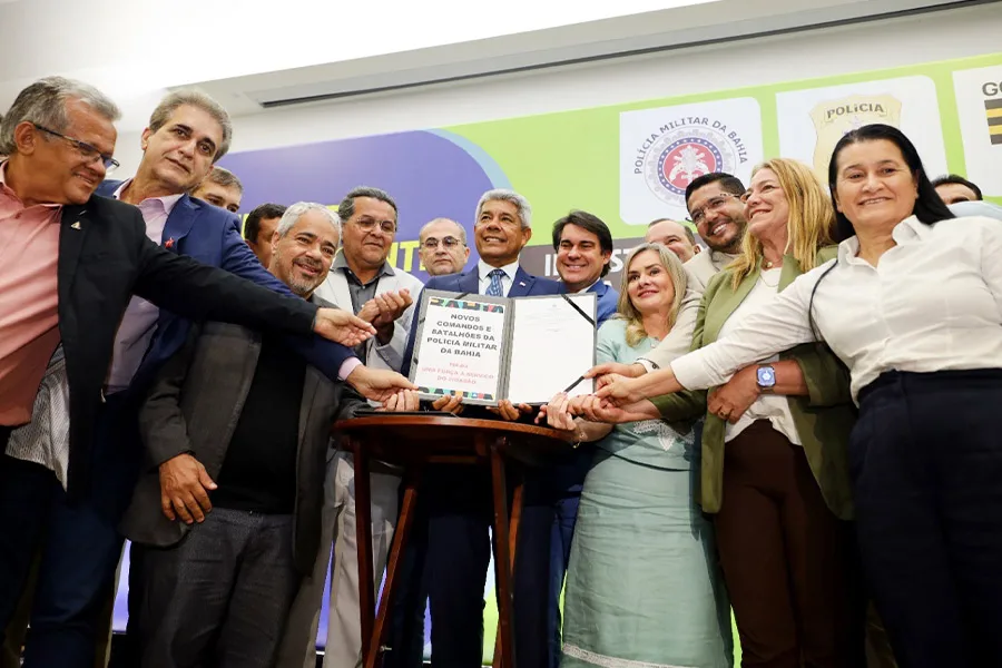 Governador sanciona leis para criação de novos comandos e promove oficiais da Polícia Militar