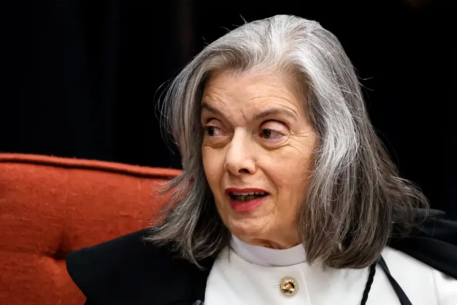 Cármen Lúcia forma maioria pela condenação de Bolsonaro e aliados