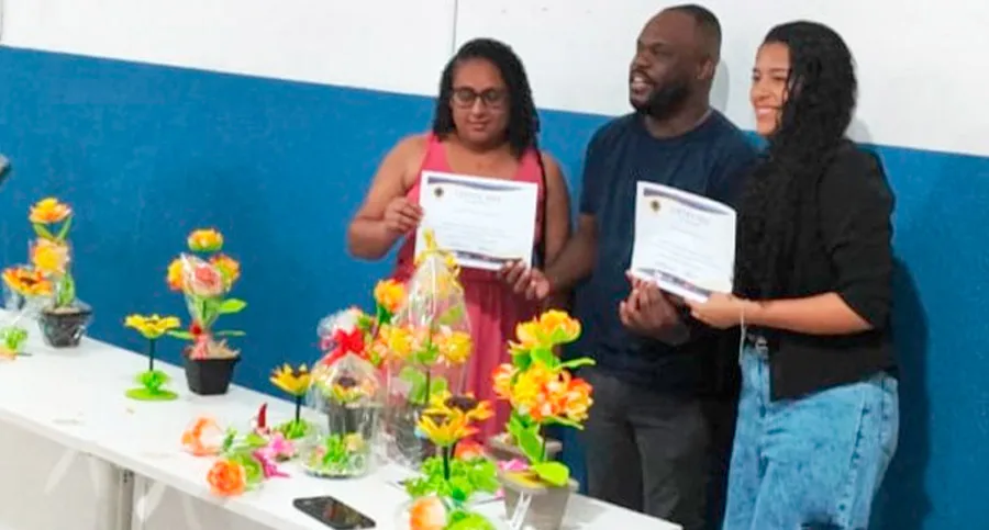 Prefeitura capacita 35 alunas em curso de mimos infantis e flores artificiais em parceria com empresa cearense