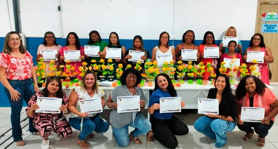 Prefeitura capacita 35 alunas em curso de mimos infantis e flores artificiais em parceria com empresa cearense