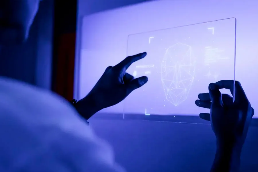 Inteligência artificial ameaça aprendizado da escrita, alerta autor
