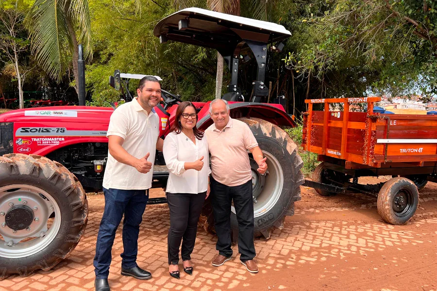 Prefeitura de Medeiros Neto ganha trator para fortalecer a Agricultura através da SEMAGRI