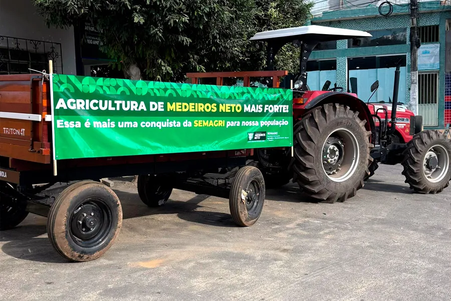 Prefeitura de Medeiros Neto ganha trator para fortalecer a Agricultura através da SEMAGRI