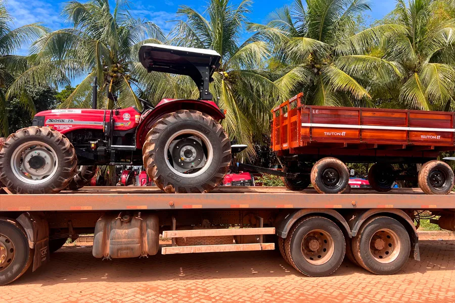 Prefeitura de Medeiros Neto ganha trator para fortalecer a Agricultura através da SEMAGRI