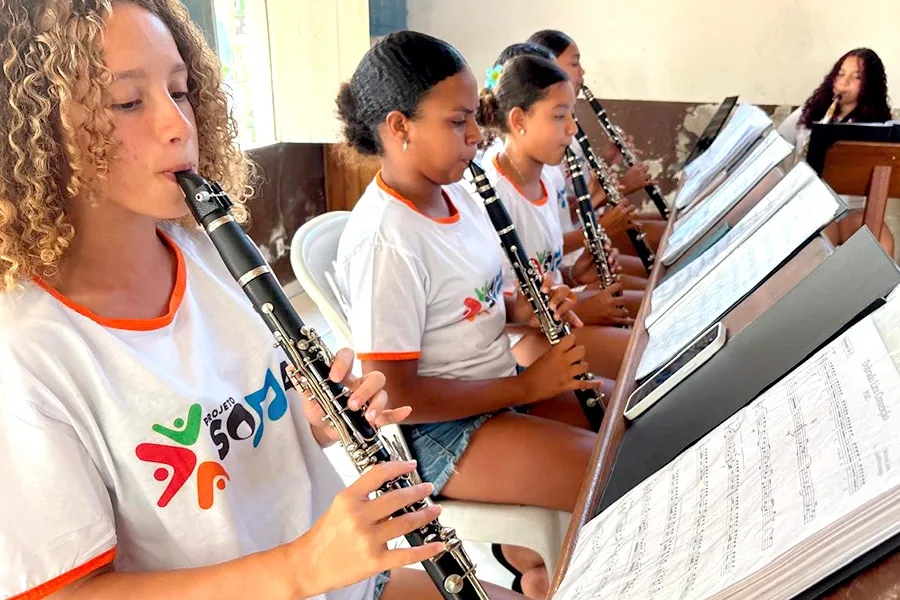 Música instrumental transforma a vida de jovens em Barra de Caravelas