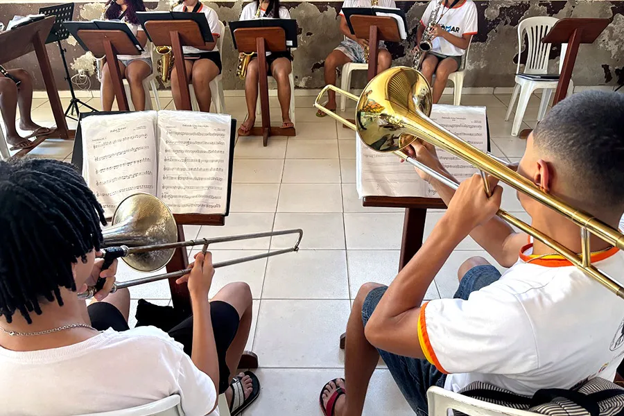 Música instrumental transforma a vida de jovens em Barra de Caravelas
