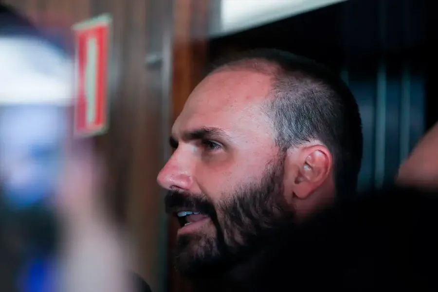 STF publica edital com notificação de Eduardo Bolsonaro sobre denúncia
