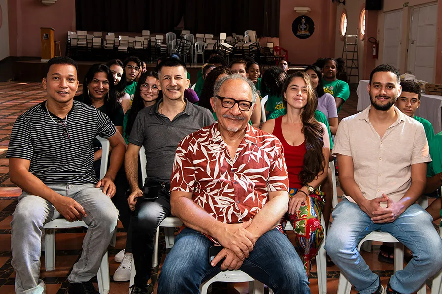 Livro gratuito registra o encontro do cineasta Joel Zito Araújo com estudantes do norte de Minas Gerais, na primeira exibição pública de sua obra em sua terra natal