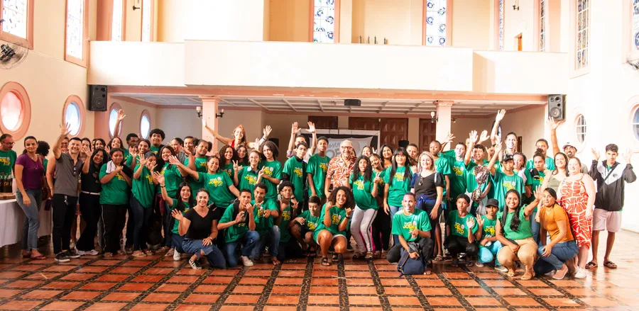 Livro gratuito registra o encontro do cineasta Joel Zito Araújo com estudantes do norte de Minas Gerais, na primeira exibição pública de sua obra em sua terra natal
