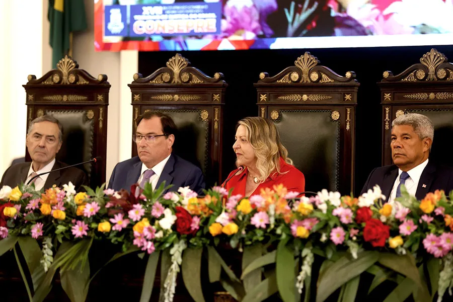 Jerônimo Rodrigues recebe homenagem durante abertura do XVII Consepre