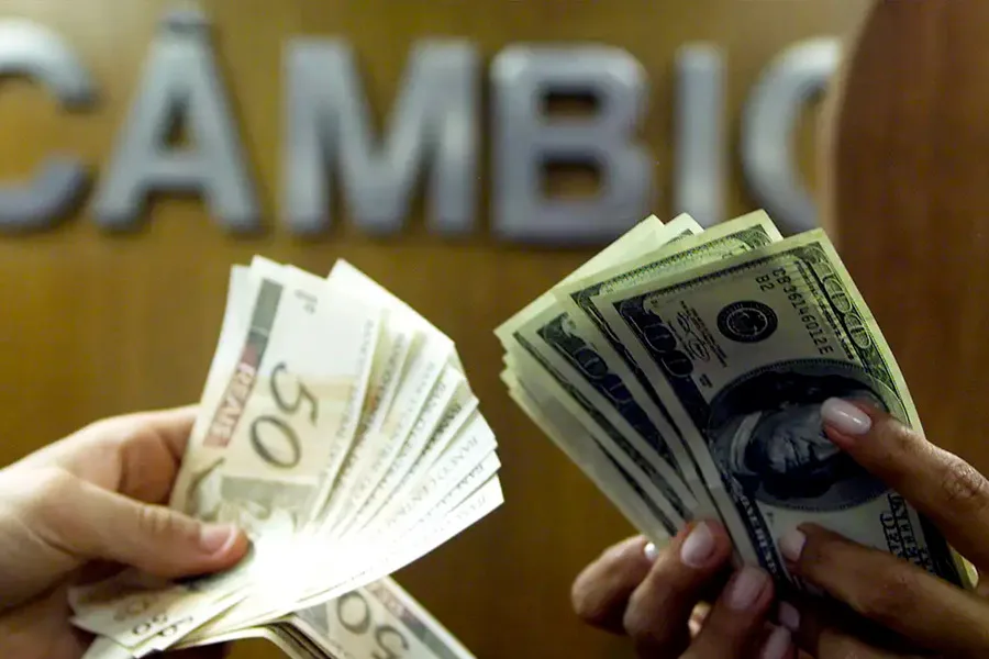 Dólar cai para R$ 5,31 após conversa entre Lula e Trump