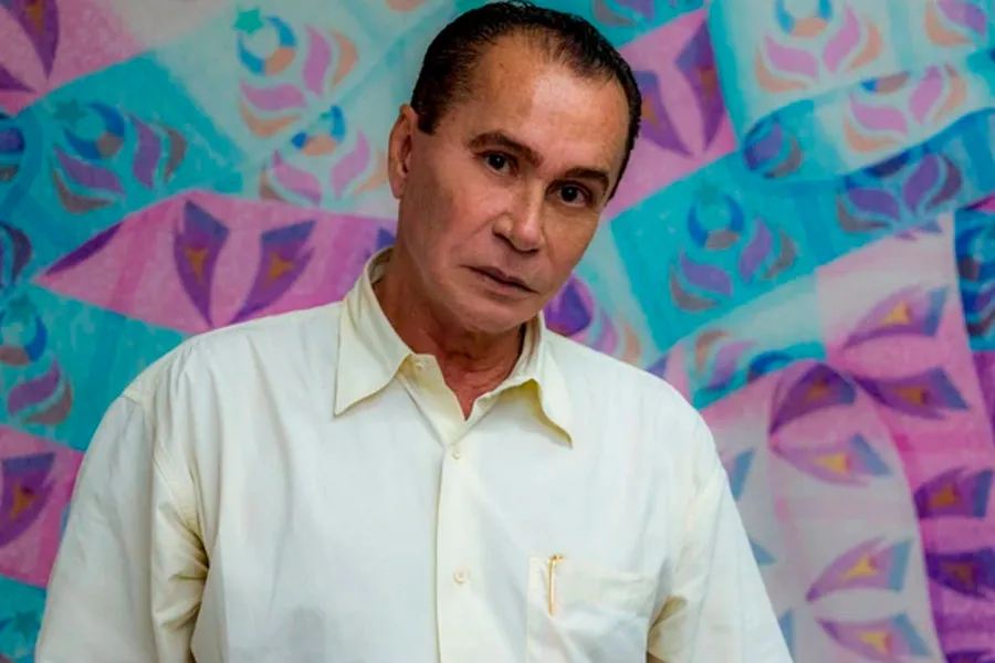 Artista César Romero morreu ao se engasgar enquanto comia em casa