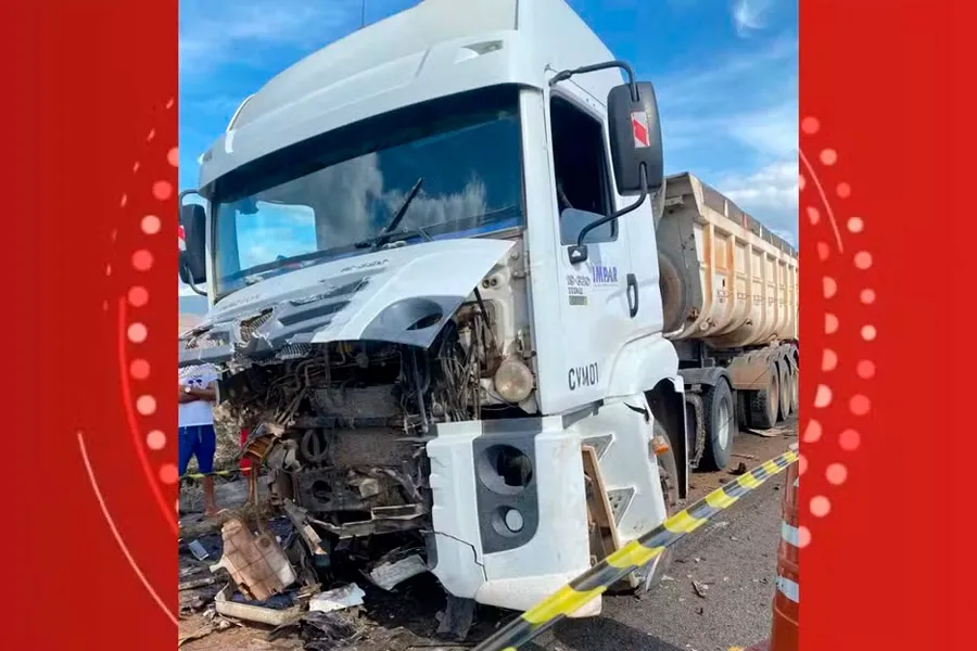 Cirurgião-dentista morre após batida entre carro e carreta que transportava areia