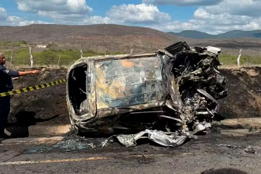 Cirurgião-dentista morre após batida entre carro e carreta que transportava areia