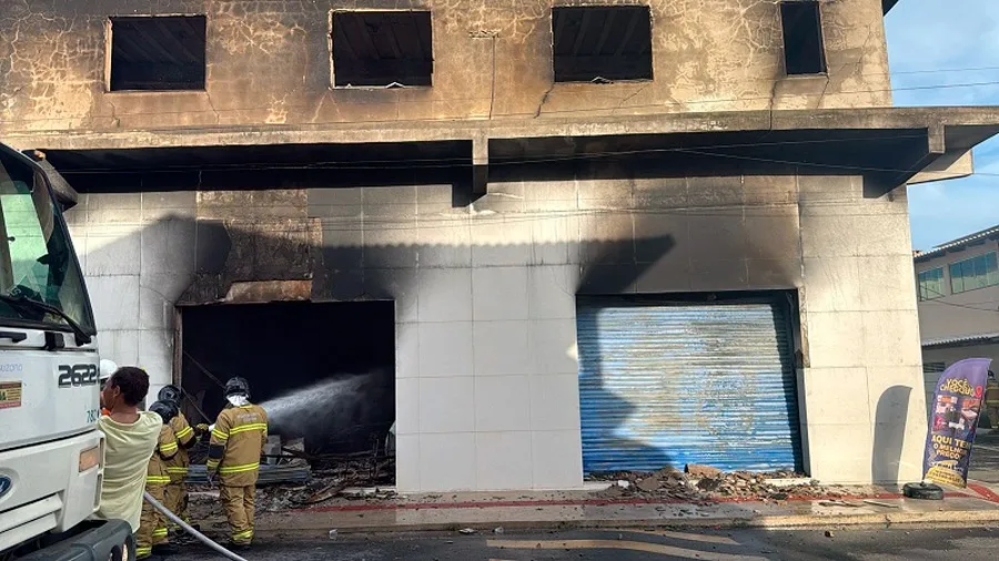 Incêndio de grandes proporções destrói loja de três andares no centro de Mucuri
