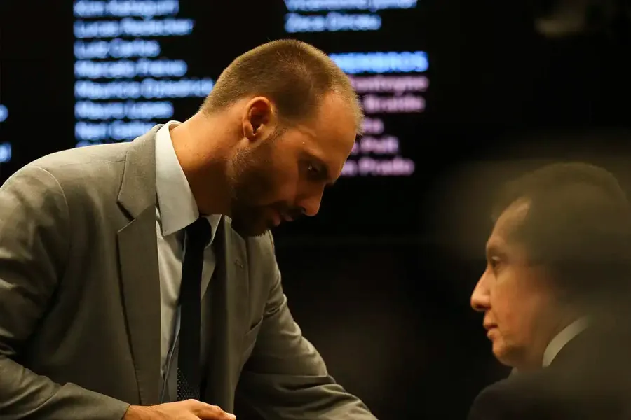 Moraes manda DPU assumir a defesa de Eduardo Bolsonaro no STF