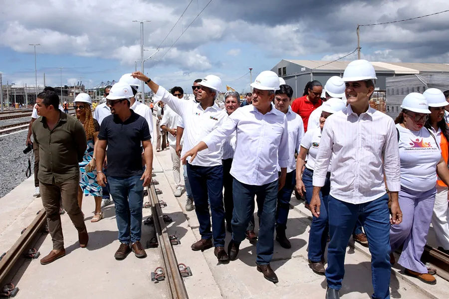 Jerônimo e ministro Rui Costa autorizam implantação de sistemas do VLT em Salvador