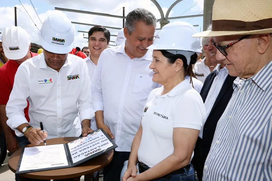 Jerônimo e ministro Rui Costa autorizam implantação de sistemas do VLT em Salvador Jerônimo e ministro Rui Costa autorizam implantação de sistemas do VLT em Salvador