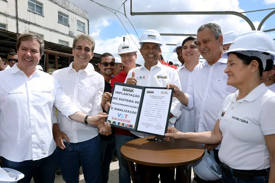 Jerônimo e ministro Rui Costa autorizam implantação de sistemas do VLT em Salvador Jerônimo e ministro Rui Costa autorizam implantação de sistemas do VLT em Salvador