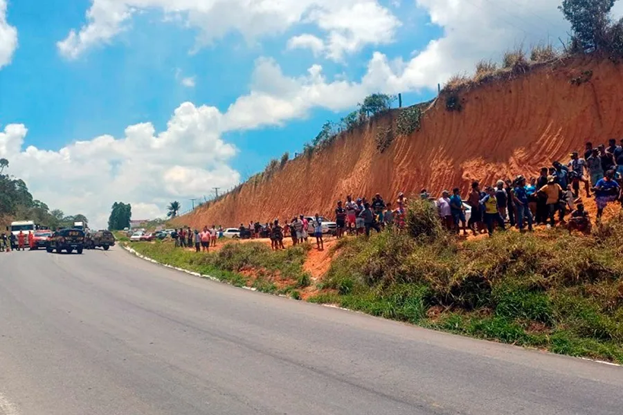 Caminhão com 100 bovinos tomba na BR-101; carga é saqueada e motorista escapa ileso