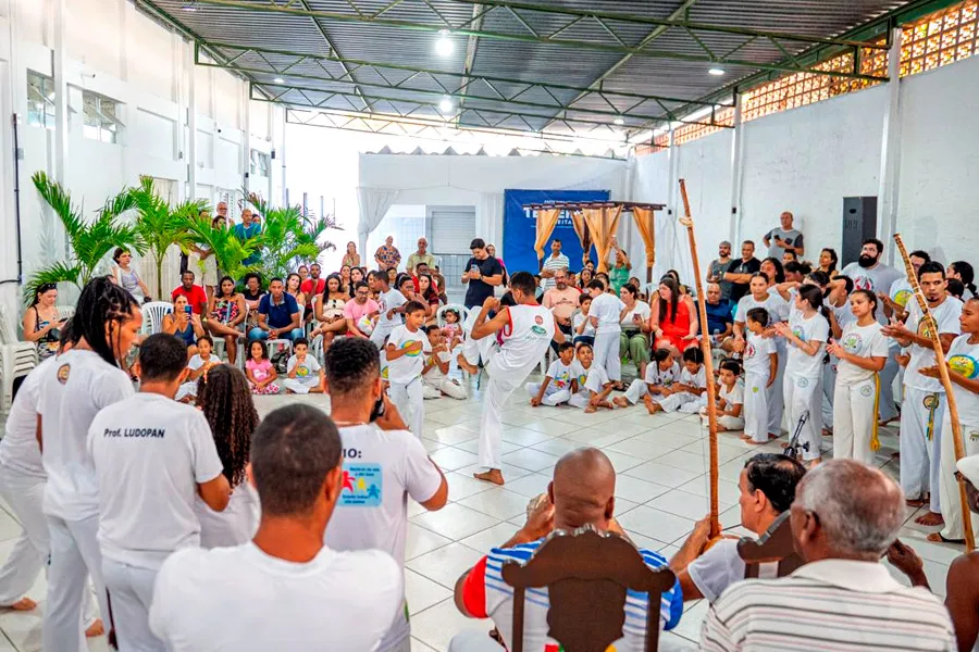 Cerimônia de troca de cordas celebra avanço dos alunos do curso de Capoeira