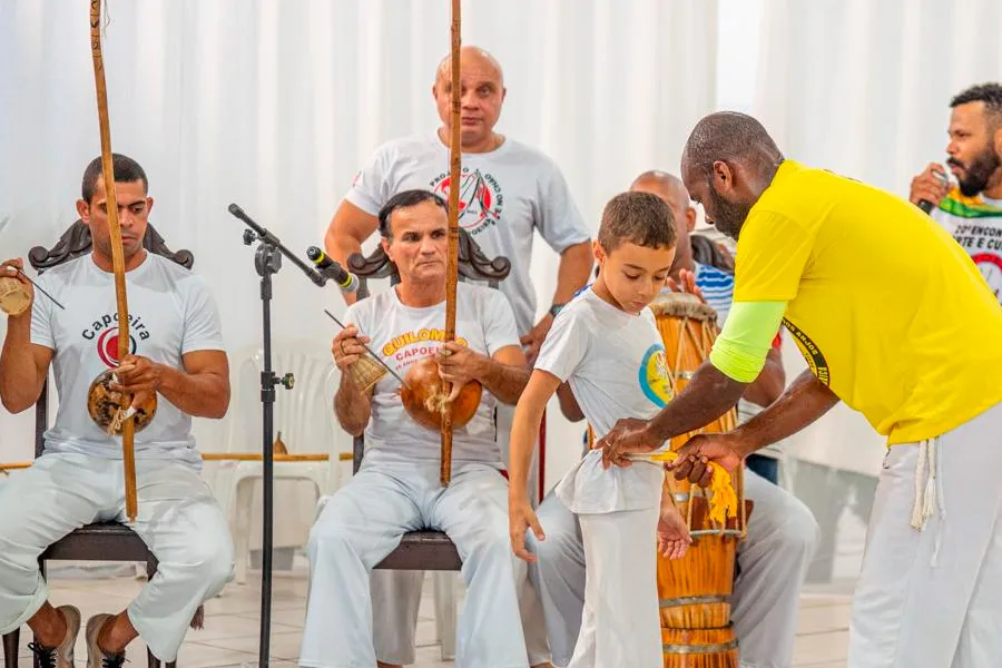 Cerimônia de troca de cordas celebra avanço dos alunos do curso de Capoeira