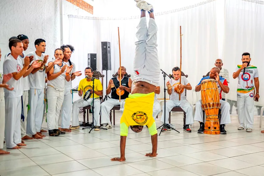 Cerimônia de troca de cordas celebra avanço dos alunos do curso de Capoeira
