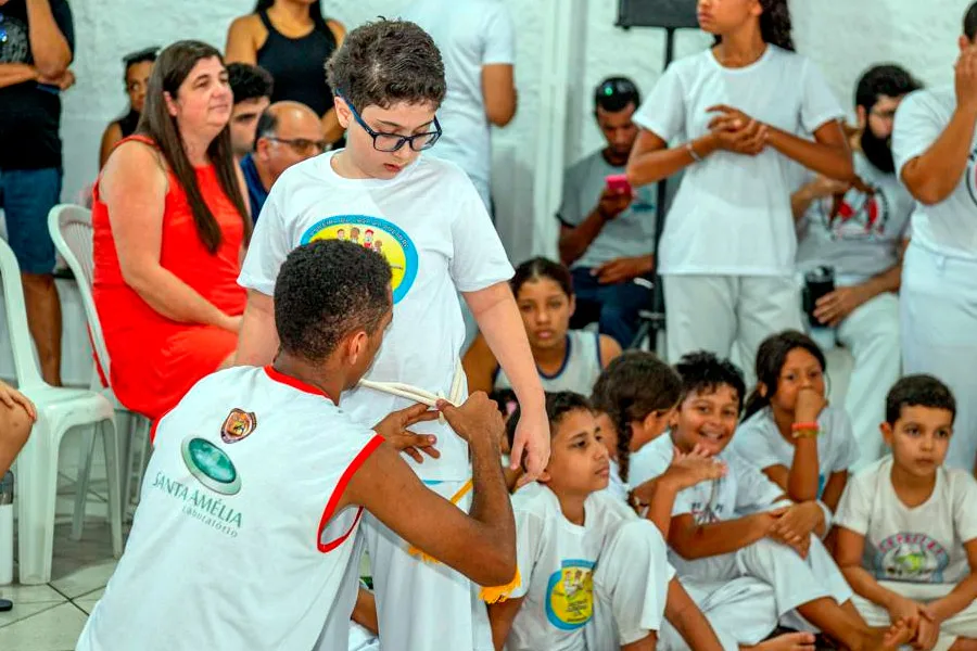 Cerimônia de troca de cordas celebra avanço dos alunos do curso de Capoeira