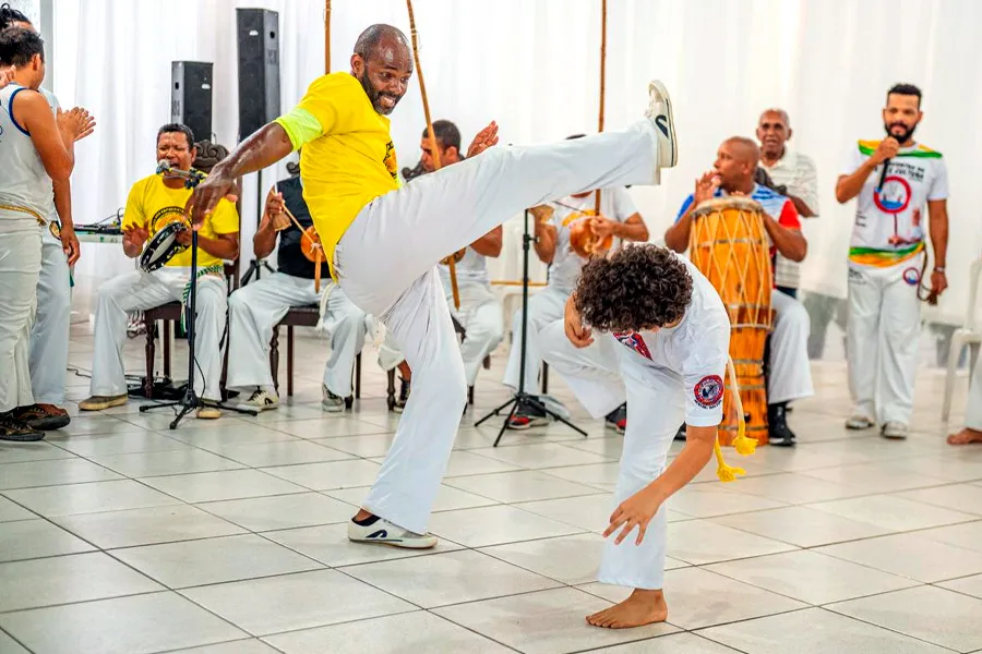 Cerimônia de troca de cordas celebra avanço dos alunos do curso de Capoeira
