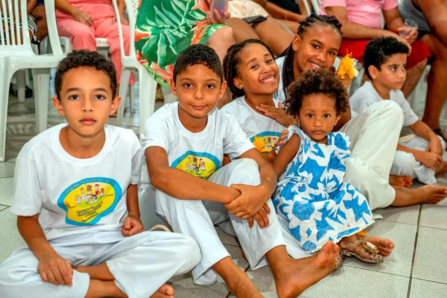 Cerimônia de troca de cordas celebra avanço dos alunos do curso de Capoeira