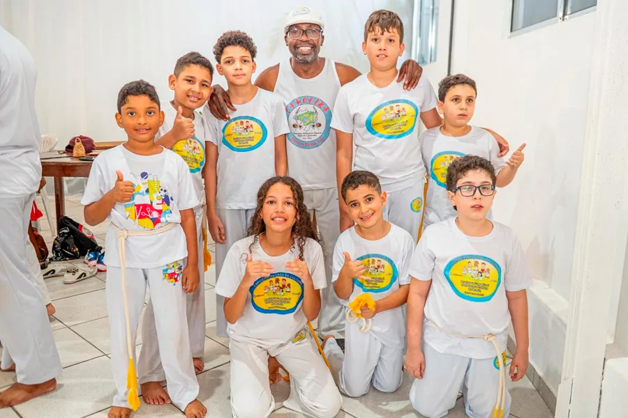 Cerimônia de troca de cordas celebra avanço dos alunos do curso de Capoeira