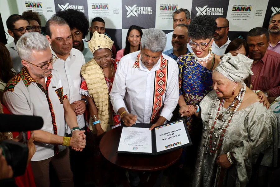 Governador Jerônimo anuncia pacote de iniciativas para a população negra durante homenagem ao centenário de Mãe Stella de Oxóssi