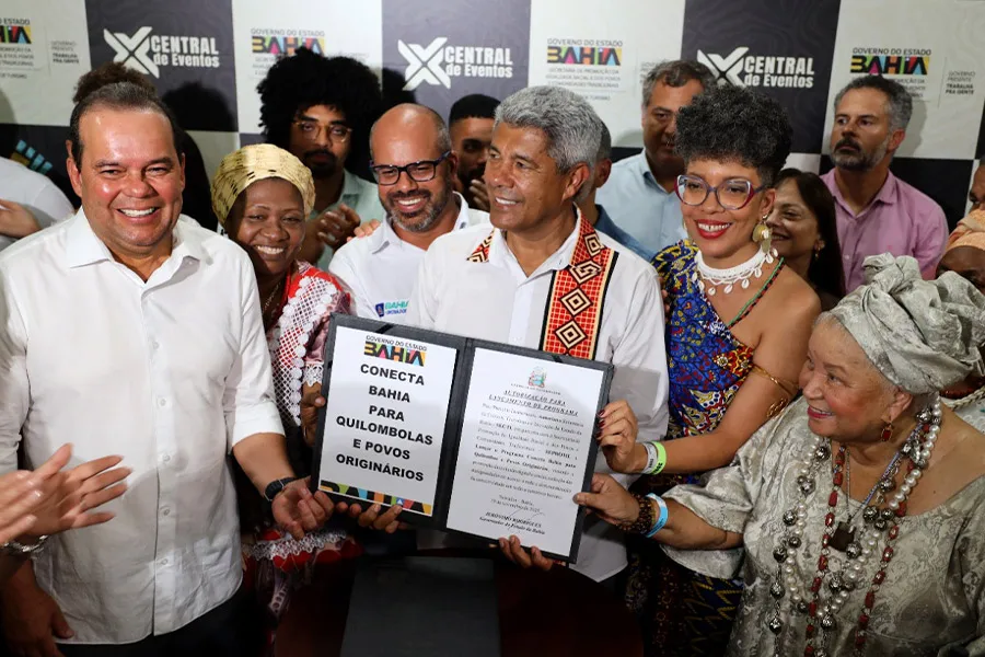 Governador Jerônimo anuncia pacote de iniciativas para a população negra durante homenagem ao centenário de Mãe Stella de Oxóssi