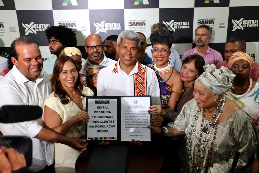 Governador Jerônimo anuncia pacote de iniciativas para a população negra durante homenagem ao centenário de Mãe Stella de Oxóssi