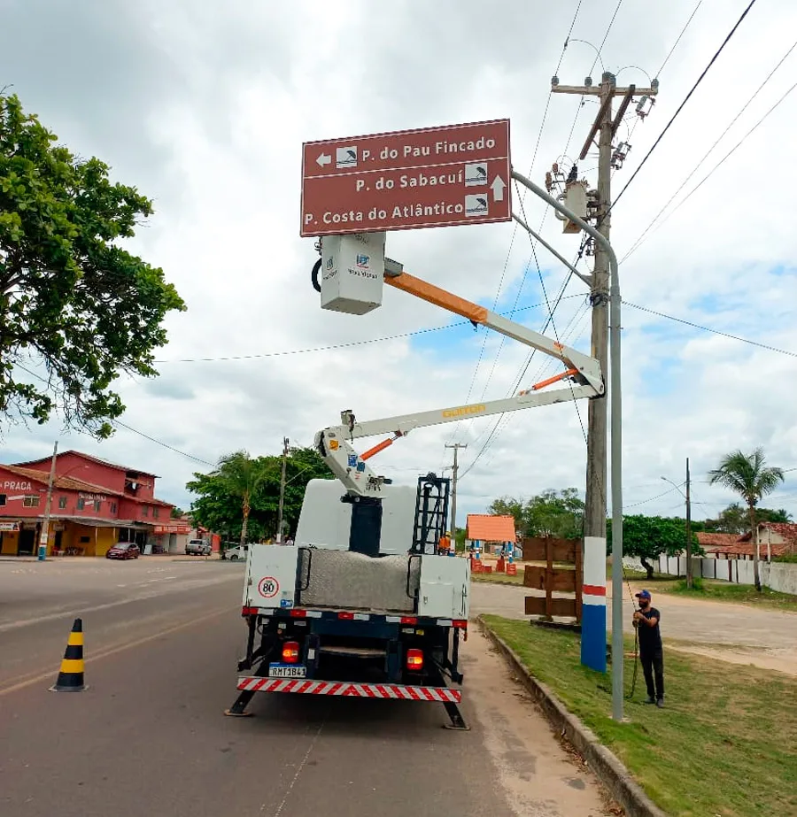 Nova Viçosa avança na infraestrutura urbana com a substituição das placas de sinalização