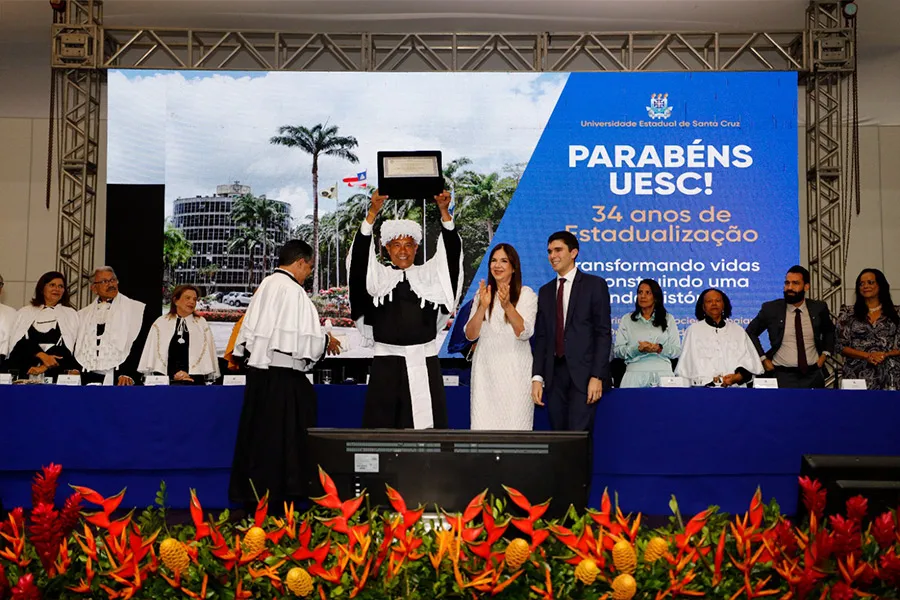 Jerônimo Rodrigues se torna primeiro governador da Bahia a receber título de Doutor Honoris Causa pela Uesc Jerônimo Rodrigues se torna primeiro governador da Bahia a receber título de Doutor Honoris Causa pela Uesc
