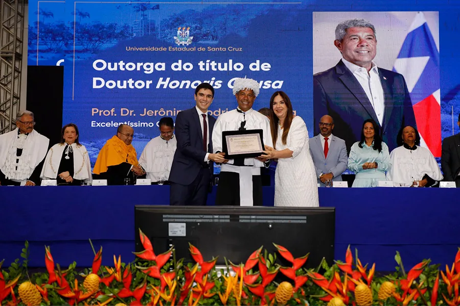 Jerônimo Rodrigues se torna primeiro governador da Bahia a receber título de Doutor Honoris Causa pela Uesc Jerônimo Rodrigues se torna primeiro governador da Bahia a receber título de Doutor Honoris Causa pela Uesc