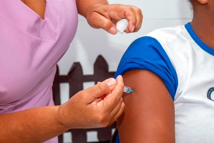 Vacina contra o Vírus Sincicial Respiratório já está disponível na rede municipal de saúde