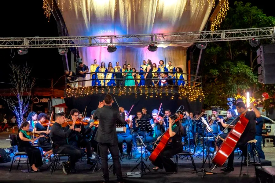 Evento de lançamento do Natal Iluminado reúne famílias na praça central de Teixeira de Freitas